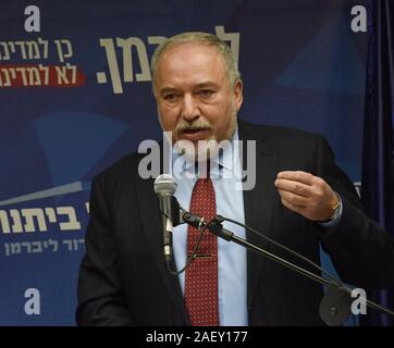 Jerusalem, Israel. 11 Dez, 2019. Avigdor Lieberman, der Vorsitzende der Yisrael Beiteinu Partei, spricht auf einer Fraktionssitzung in der Knesset, dem israelischen Parlament, in Jerusalem, am Mittwoch, 11. Dezember 2019. Israelische Gesetzgeber verabschiedet die ursprüngliche Genehmigung heute zu einer Rechnung, die die Regierung auflösen würde. Die Knesset abstimmen werden, ob Israelis an Dritte Wahl in einem Jahr, am 2. März 2020, von 24.00 Uhr. Foto von Debbie Hill/UPI Quelle: UPI/Alamy leben Nachrichten Stockfoto