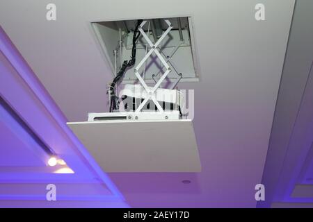 Projektor an der Decke installieren von Hotel Konferenzraum. Stockfoto