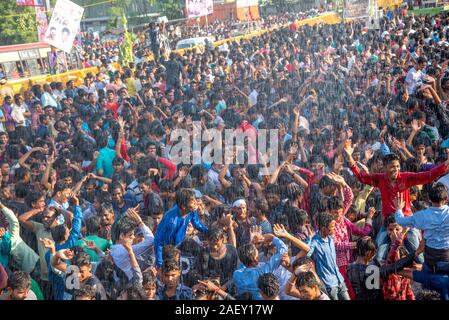 AMRAVATI, MAHARASHTRA, Indien - 8. SEPTEMBER 2018: die Masse der jungen Menschen Spaß und Tanz in der "Govinda" an Dahi Handi festival Gott K zu feiern. Stockfoto