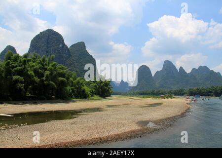 Guilin, den Kalkstein Berge aus dem Li Fluss gesehen Stockfoto