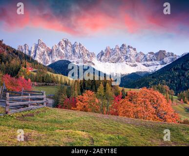 Schönen Blick auf Santa Maddalena Dorf vor der Geisler oder Geisler Dolomiten Gruppe. Bunte Herbst Sonnenuntergang in Dolomiten, Italien, Europa. Stockfoto