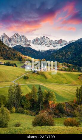 Herrlichen Blick auf Santa Maddalena Dorf vor der Geisler oder Geisler Dolomiten Gruppe. Bunte Herbst Sonnenuntergang in Dolomiten, Italien, Europa. Stockfoto