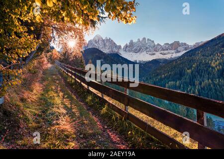 Sonnigen morgen Szene Hängen des Santa Maddalena Dorf vor der Geisler oder Geisler Dolomiten Gruppe. Farbenprächtige Herbstlandschaft in den Dolomiten. Stockfoto