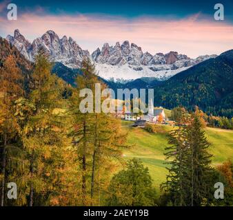 Herrlichen Blick auf Santa Maddalena Dorf vor der Geisler oder Geisler Dolomiten Gruppe. Bunte Herbst Sonnenuntergang in Dolomiten, Italien, Europa. Stockfoto