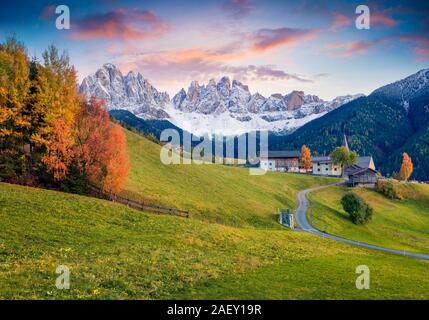 Herrlichen Blick auf Santa Maddalena Dorf vor der Geisler oder Geisler Dolomiten Gruppe. Bunte Herbst Sonnenuntergang in Dolomiten, Italien, Europa. Stockfoto