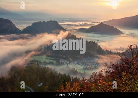 Luftbild des slowenischen Kurort - Bled. Bunte sunrise in den Julischen Alpen, Slowenien, Europa. Künstlerischen Stil nachbearbeitete Foto. Stockfoto