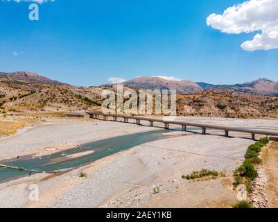 Luftaufnahme des Severan Brücke, Cendere Koprusu ist eine späte römische Brücke, in der Nähe von Nemrut Dagi, Adiyaman, Türkei. Fahrbahn durch die antiken Säulen flankiert Stockfoto