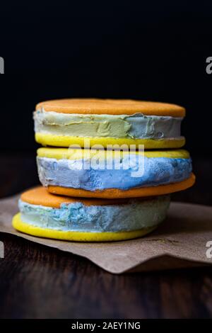 Hausgemachte bunte Eis Cookie Sandwich Donuts mit blauen Italienischen Karamell. Bereit zu Essen. Stockfoto