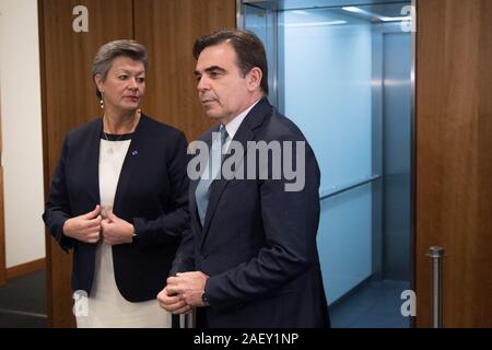 Berlin, Deutschland. 11 Dez, 2019. Ylva JOHANSSON, EU-Kommissar, und Margaritas Schinas, Vizepräsident der Europäischen Kommission, dem Bundesministerium des Innern für aktuelle politische Gespräche. Quelle: Jörg Carstensen/dpa/Alamy leben Nachrichten Stockfoto