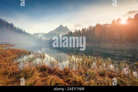 Misty outdoor Szene auf Antorno See. Bunte Herbst Sonnenaufgang in Dolomiten, Nationalpark Tre Cime di Lavaredo, Italien, Europa. Stockfoto