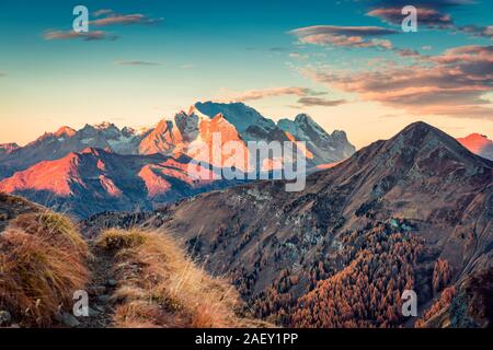 Fantastische morgen Blick von oben Giau. Bunte Herbst Sonnenaufgang in Dolomiten, Cortina d'Ampezzo, Italien, Europa. Stockfoto