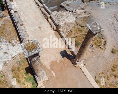 Luftaufnahme des Severan Brücke, Cendere Koprusu ist eine späte römische Brücke, in der Nähe von Nemrut Dagi, Adiyaman, Türkei. Fahrbahn durch die antiken Säulen flankiert Stockfoto