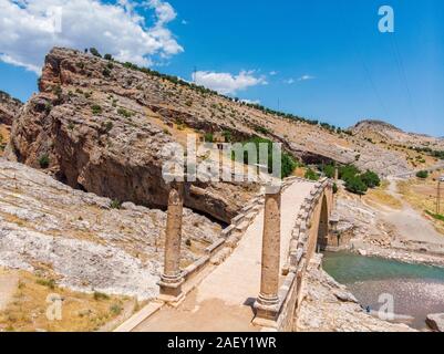 Luftaufnahme des Severan Brücke, Cendere Koprusu ist eine späte römische Brücke, in der Nähe von Nemrut Dagi, Adiyaman, Türkei. Fahrbahn durch die antiken Säulen flankiert Stockfoto