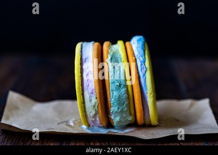 Hausgemachte bunte Eis Cookie Sandwich Donuts mit blauen Italienischen Karamell. Bereit zu Essen. Stockfoto
