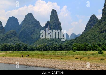 Guilin, den Kalkstein Berge aus dem Li Fluss gesehen Stockfoto