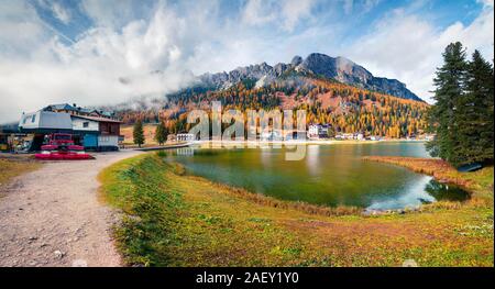 Sonnigen morgen Szene auf Misurina See im Nationalpark Tre Cime di Lavaredo. Farbenprächtige Herbstlandschaft in den Dolomiten, Südtirol, Lage Auronzo, Stockfoto