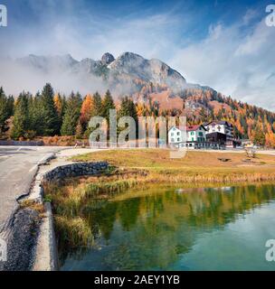 Sonnigen morgen Szene auf Misurina See im Nationalpark Tre Cime di Lavaredo. Farbenprächtige Herbstlandschaft in den Dolomiten, Südtirol, Lage Auronzo, Stockfoto