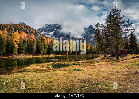 Sonnige Szene auf Antorno See. Bunte Herbst morgen in Dolomiten, Nationalpark Tre Cime di Lavaredo, Italien, Europa. Stockfoto