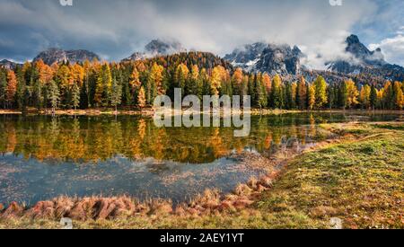 Sonnige Szene auf Antorno See. Bunte Herbst morgen in Dolomiten, Nationalpark Tre Cime di Lavaredo, Italien, Europa. Stockfoto