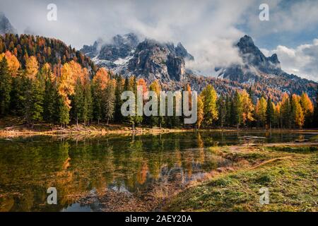 Sonnige Szene auf Antorno See. Bunte Herbst morgen in Dolomiten, Nationalpark Tre Cime di Lavaredo, Italien, Europa. Stockfoto