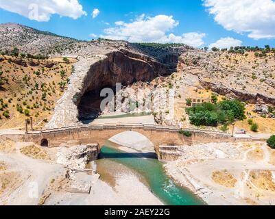 Luftaufnahme des Severan Brücke, Cendere Koprusu ist eine späte römische Brücke, in der Nähe von Nemrut Dagi, Adiyaman, Türkei. Fahrbahn durch die antiken Säulen flankiert Stockfoto
