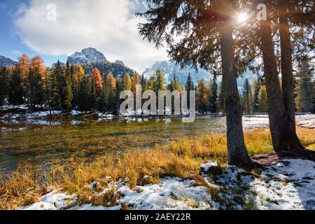 Sonnigen morgen Szene auf Antorno See. Farbenprächtige Herbstlandschaft in Nationalpark Drei Zinnen, Dolomiten, Südtirol. Lage Auronzo. Stockfoto