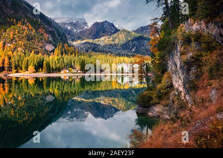 Schönen Morgen auf Pragser See. Farbenprächtige Herbstlandschaft in den italienischen Alpen Naturpark Fanes-Sennes-Prags, Dolomiten, Italien, Europa. Stockfoto