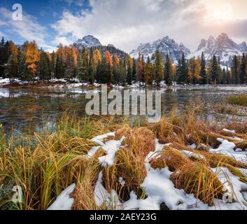 Sonnige Szene auf Antorno See. Bunte Herbst morgen in Dolomiten, Nationalpark Tre Cime di Lavaredo, Italien, Europa. Stockfoto