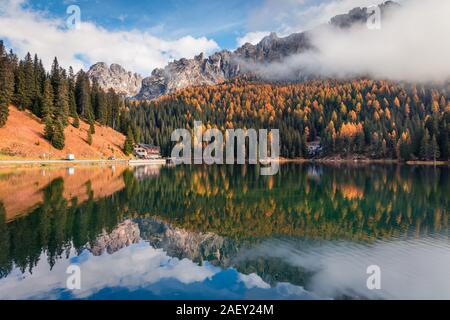 Sonnigen morgen Szene auf Misurina See im Nationalpark Tre Cime di Lavaredo. Farbenprächtige Herbstlandschaft in den Dolomiten, Südtirol, Lage Auronzo. Stockfoto
