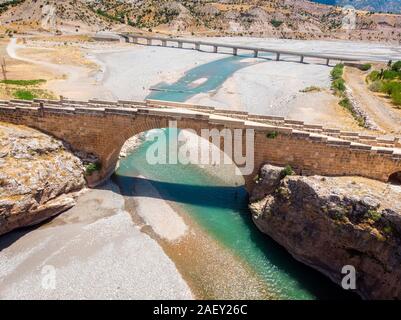 Luftaufnahme des Severan Brücke, Cendere Koprusu ist eine späte römische Brücke, in der Nähe von Nemrut Dagi, Adiyaman, Türkei. Fahrbahn durch die antiken Säulen flankiert Stockfoto