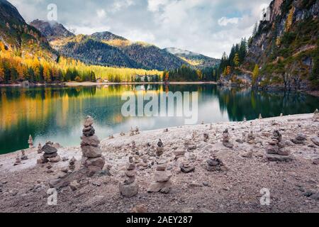 Schönen Morgen auf Pragser See. Farbenprächtige Herbstlandschaft in den italienischen Alpen Naturpark Fanes-Sennes-Prags, Dolomiten, Italien, Europa. Stockfoto