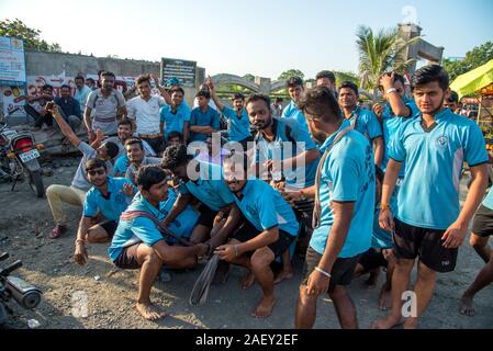 AMRAVATI, MAHARASHTRA, Indien - 8. SEPTEMBER 2018: die Masse der jungen Menschen Spaß und Tanz in der "Govinda" an Dahi Handi festival Gott K zu feiern. Stockfoto