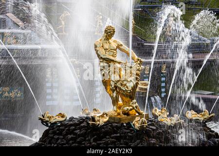 Simson Brunnen, Schloss Peterhof, Sankt Petersburg, Russland Stockfoto