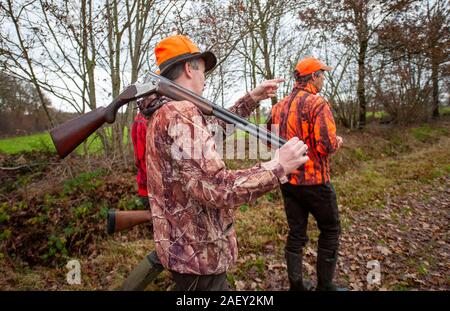 REUTUM, Niederlande - 07 Dez, 2019: Männer mit einer Schrotflinte Jagd auf Hasen en Fasane. Stockfoto