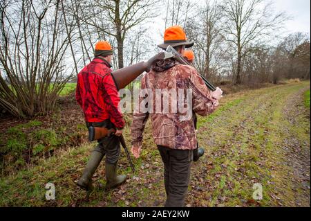 REUTUM, Niederlande - 07 Dez, 2019: Männer mit einer Schrotflinte Jagd auf Hasen en Fasane. Stockfoto