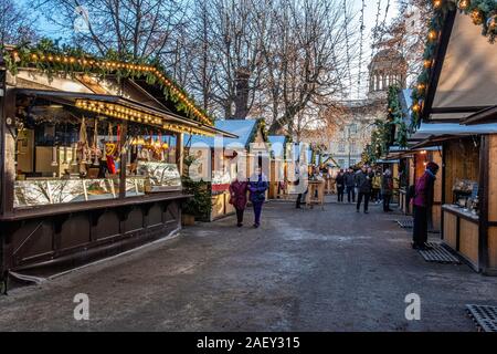 Traditionelle deutsche Weihnachtsmarkt geht im Schloss Charlottenburg in Berlin. Stockfoto