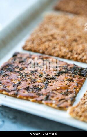Türkische hausgemachte Snacks Biscuit mit Sonnenblumenkernen, Sesam und Dill/knusprig Yaprak Galeta mit traditionellen Tee auf Fach. Traditionelle Speisen. Stockfoto