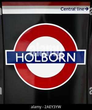 U-Bahn-Station Holborn. Die Zeichen für die Londoner U-Bahn Station auf einer Plattform an Holborn Station auf der Piccadilly Line. Stockfoto