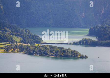 Lagoa das Sete Cidades, der Blaue See (links) und der Grüne See (rechts) durch eine Brücke geteilt Stockfoto