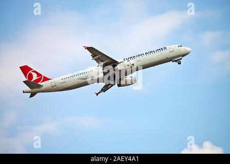 Frankfurt, Hessen / Deutschland - 23.07.2019 Turkish Airlines Flugzeuge (Airbus A 321-TC-GKI) vom Flughafen Frankfurt Stockfoto