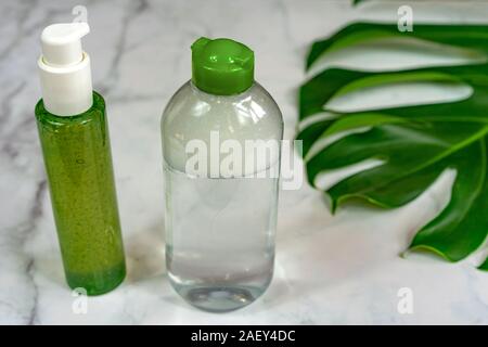 Bio Kosmetik auf Marmor Hintergrund mit Blättern. Stockfoto