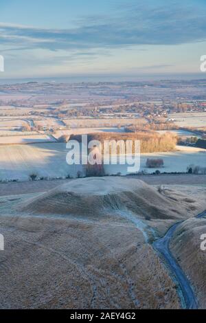 Dragon Hill am frühen Morgen Dezember frost in Uffington, betrachtet aus beim Pferd Hill. Uffington, Oxfordshire, England Stockfoto