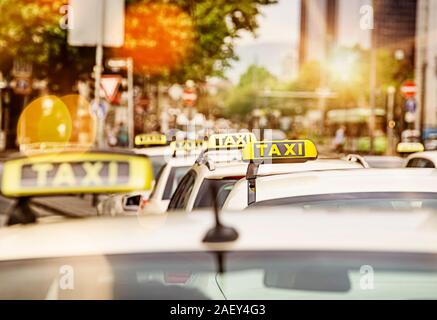 Taxistand in der Innenstadt von Frankfurt am Main. Stockfoto