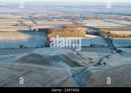 Dragon Hill am frühen Morgen Dezember frost in Uffington, betrachtet aus beim Pferd Hill. Uffington, Oxfordshire, England Stockfoto