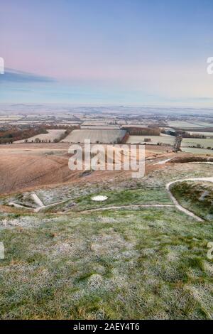 White Horse Hill und Dragon Hill am frühen Morgen Dezember frost in Uffington, betrachtet aus beim Pferd Hill. Uffington, Oxfordshire, England Stockfoto