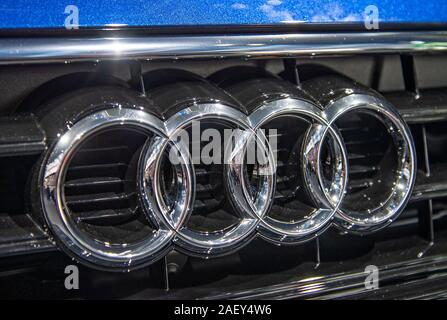 Das Logo von Audi auf ein blaues Auto dieser Marke Stockfoto