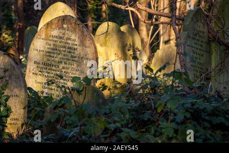 Ungepflegt Gräber. Ein Einbruch der Ansicht der vernachlässigten Grabsteine im Alten Englischen Friedhof mit Unkraut überwuchert. Stockfoto