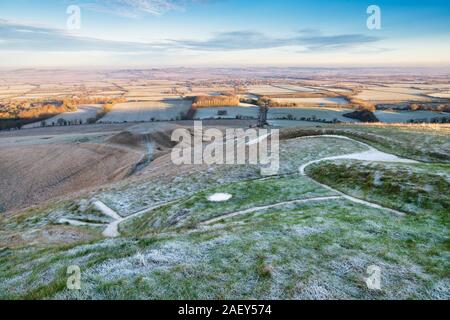 White Horse Hill und Dragon Hill am frühen Morgen Dezember frost in Uffington, betrachtet aus beim Pferd Hill. Uffington, Oxfordshire, England Stockfoto