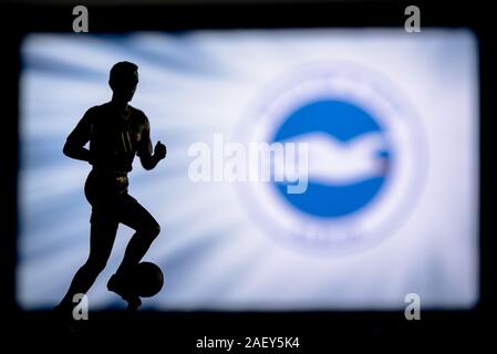 LONDON, ENGLAND, Juli. 1. 2019: Brighton Hove Albion Football Club Logo, Premier League, England. Soccer player Silhouette. Stockfoto