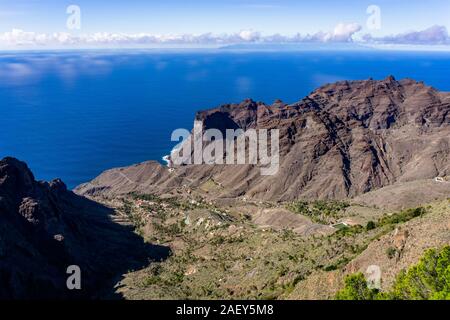 Blick auf Taguluche auf der Kanarischen Insel La Gomera und La Palma im Hintergrund Stockfoto